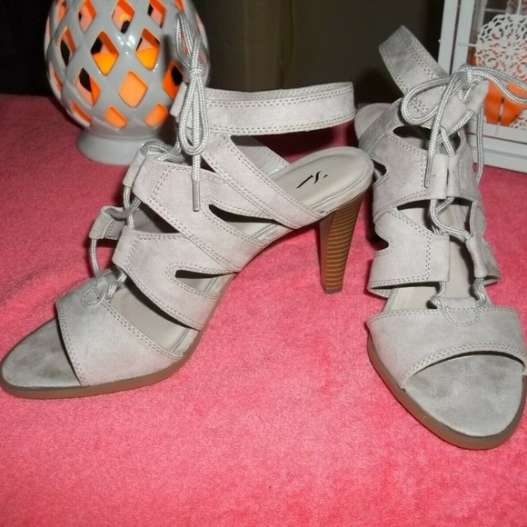 Simply Vera Vera Wang Shoes - NEW CUTE PAIR OF HEELS 4" BY SIMPLY VERA 8.5 M